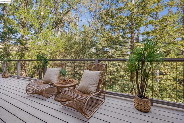 7101 Pinehaven Rd, Oakland, CA 94611