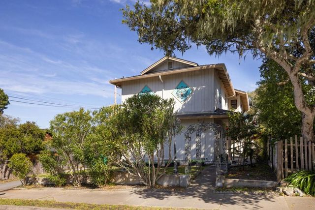 917 Fountain Avenue, Pacific Grove, CA 93950