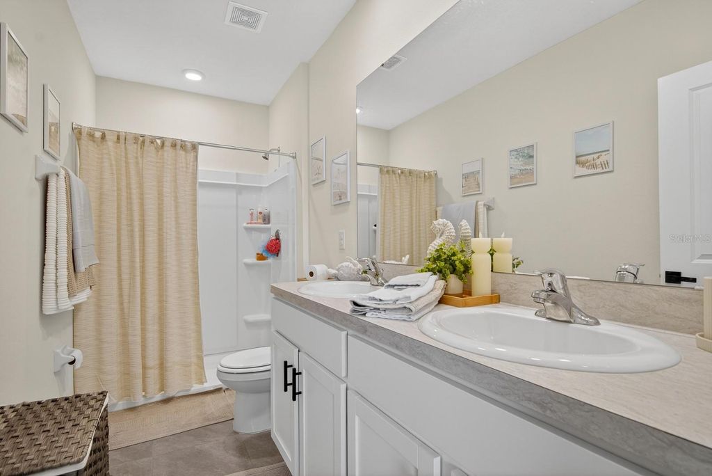 Image 17 of property listing at 350 MANGROVE SHADE CIRCLE, Apollo Beach, FL 33572