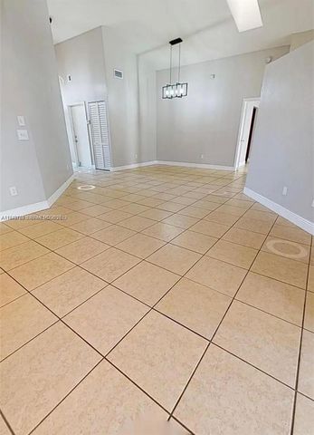 14001 Oak Ridge Dr, Davie, FL 33325