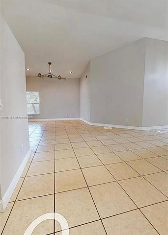 14001 Oak Ridge Dr, Davie, FL 33325