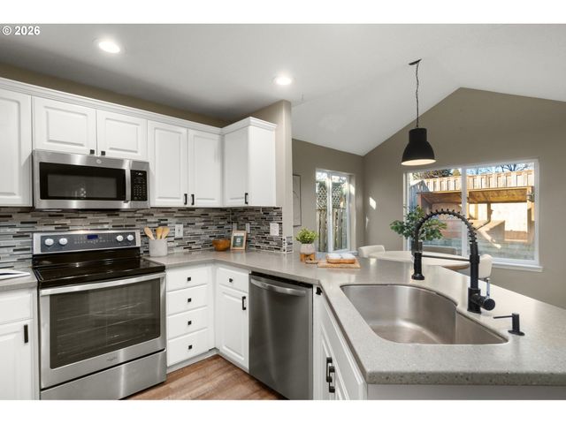 1328 Ne PARKSIDE Dr, Hillsboro, OR 97124