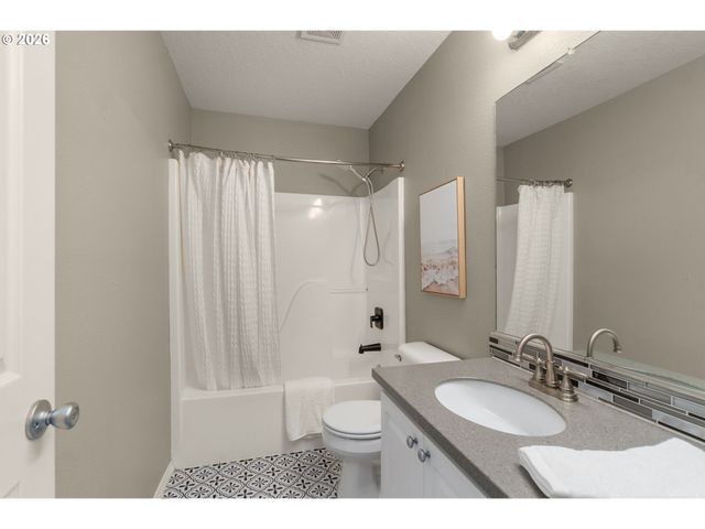 1328 Ne PARKSIDE Dr, Hillsboro, OR 97124