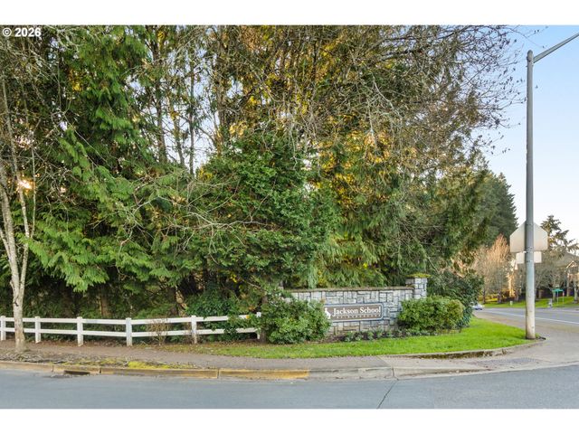 1328 Ne PARKSIDE Dr, Hillsboro, OR 97124