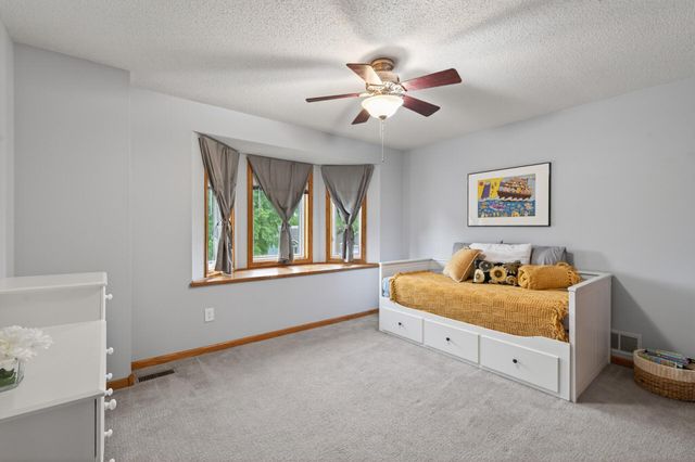 7855 Upper 26th Street N, Oakdale, MN 55128