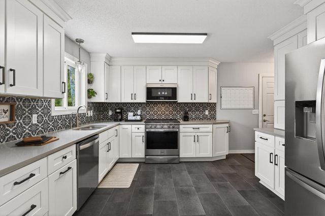 7855 Upper 26th Street N, Oakdale, MN 55128