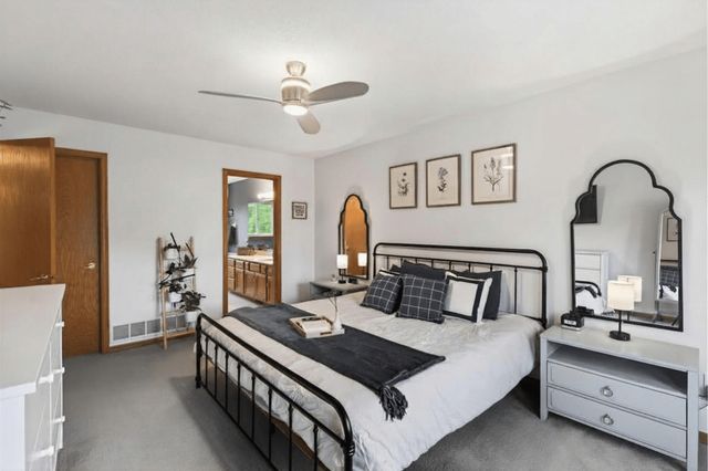 7855 Upper 26th Street N, Oakdale, MN 55128