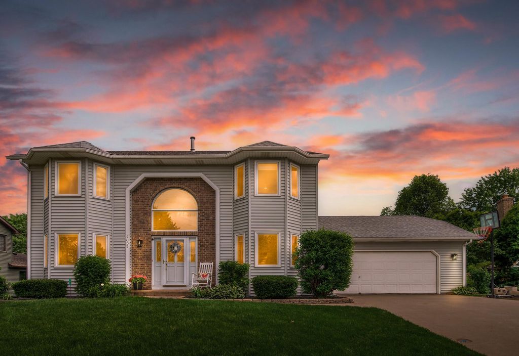 7855 Upper 26th Street N, Oakdale, MN 55128