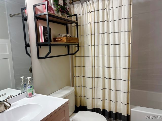 134 Holiday Lane, Hamburg, NY 14075