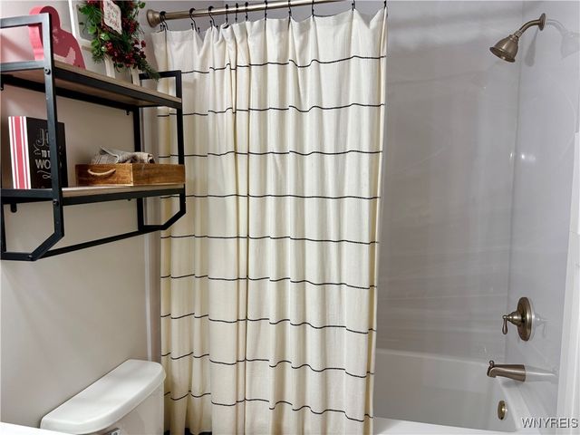 134 Holiday Lane, Hamburg, NY 14075