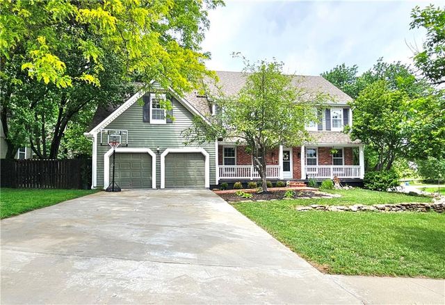 8638 Greenwood Lane, Lenexa, KS 66215