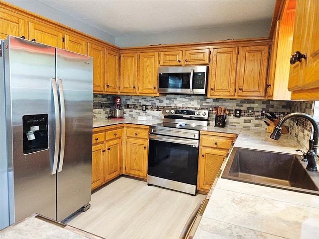 8638 Greenwood Lane, Lenexa, KS 66215