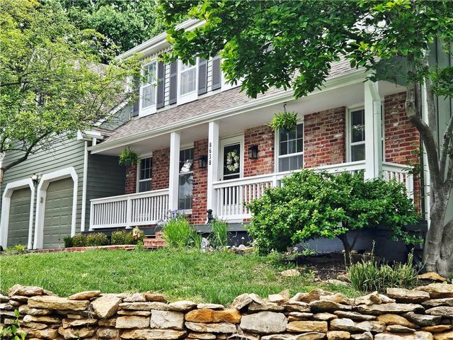 8638 Greenwood Lane, Lenexa, KS 66215