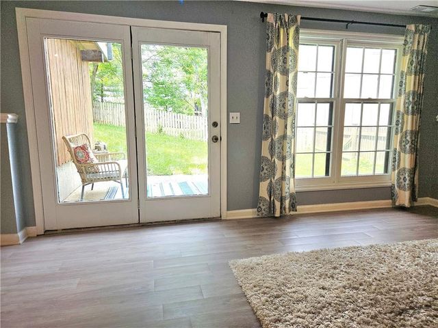8638 Greenwood Lane, Lenexa, KS 66215