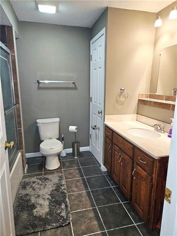 8638 Greenwood Lane, Lenexa, KS 66215
