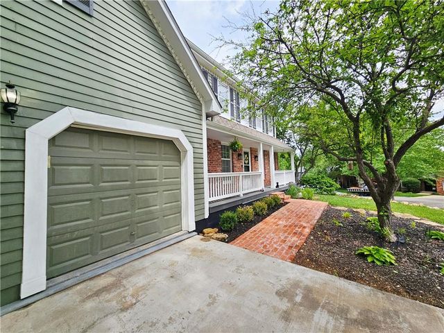 8638 Greenwood Lane, Lenexa, KS 66215