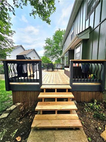 8638 Greenwood Lane, Lenexa, KS 66215