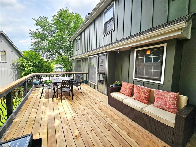 8638 Greenwood Lane, Lenexa, KS 66215