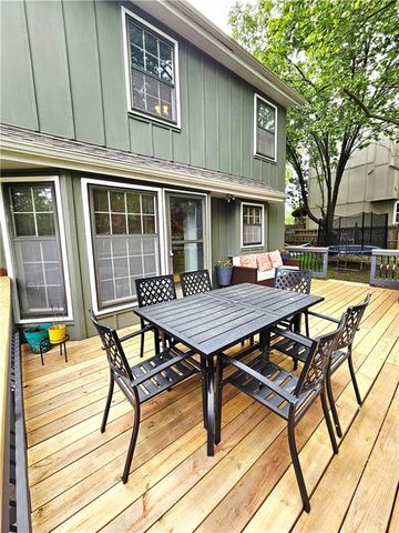 8638 Greenwood Lane, Lenexa, KS 66215