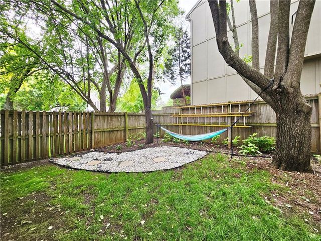 8638 Greenwood Lane, Lenexa, KS 66215