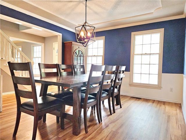 8638 Greenwood Lane, Lenexa, KS 66215