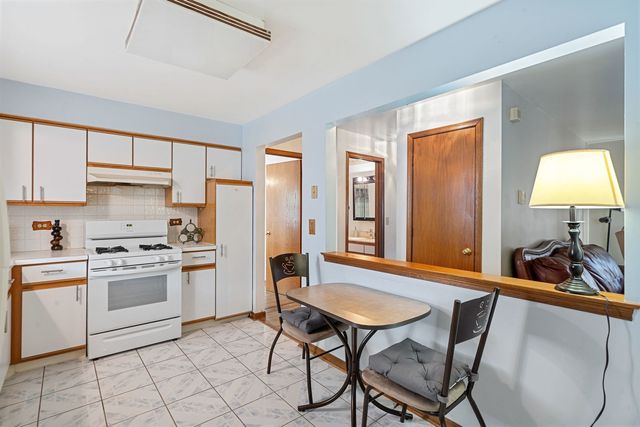 6566 W Barry Avenue 102-S, Chicago, IL 60634