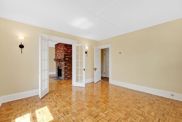 24 Hiawatha St, Springfield, MA 01108