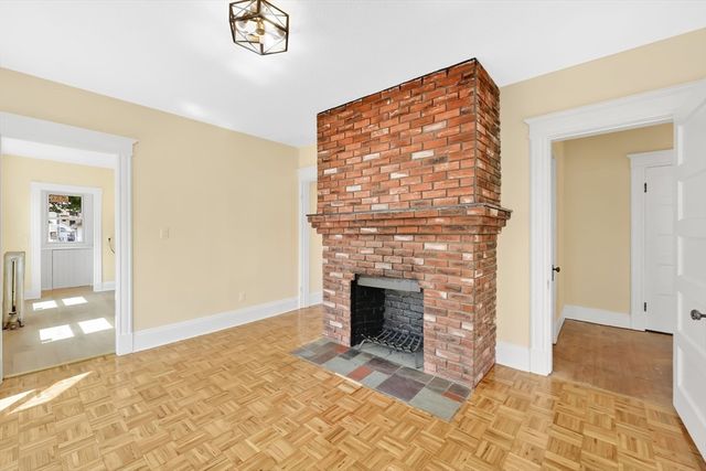 24 Hiawatha St, Springfield, MA 01108