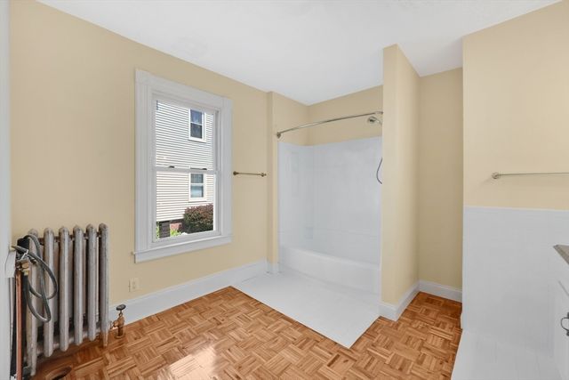 24 Hiawatha St, Springfield, MA 01108