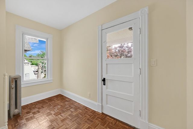 24 Hiawatha St, Springfield, MA 01108