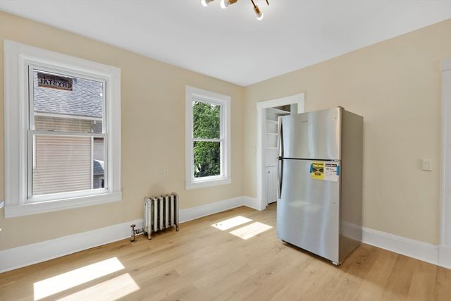 24 Hiawatha St, Springfield, MA 01108