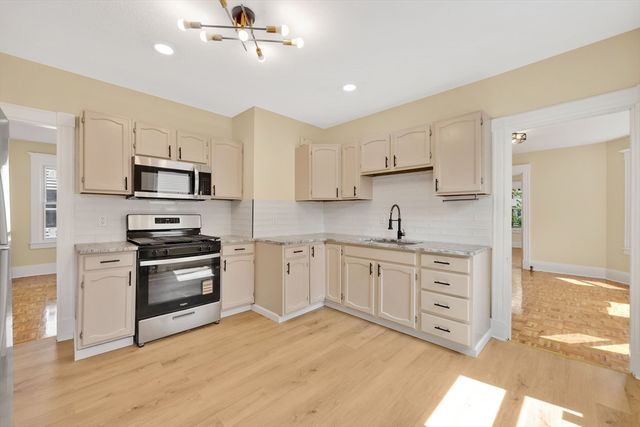 24 Hiawatha St, Springfield, MA 01108