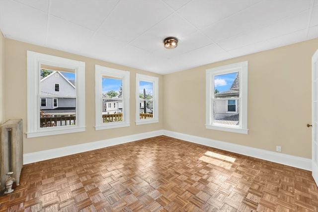 24 Hiawatha St, Springfield, MA 01108