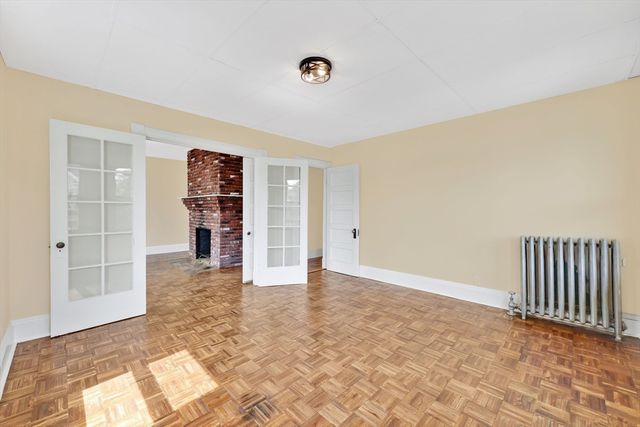 24 Hiawatha St, Springfield, MA 01108