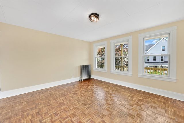 24 Hiawatha St, Springfield, MA 01108