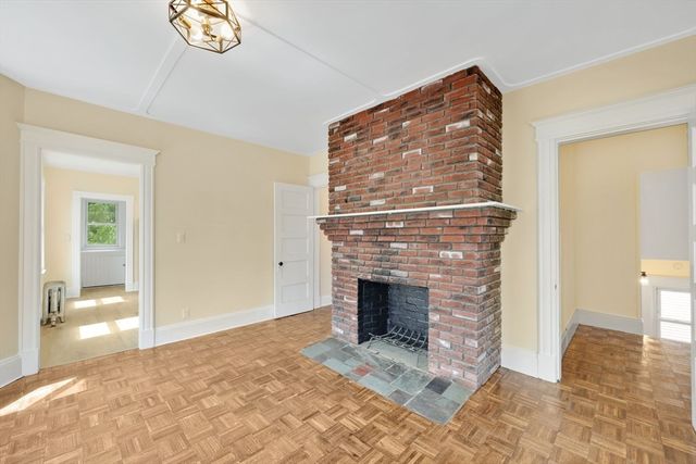 24 Hiawatha St, Springfield, MA 01108