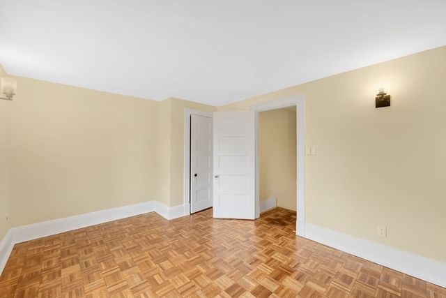 24 Hiawatha St, Springfield, MA 01108