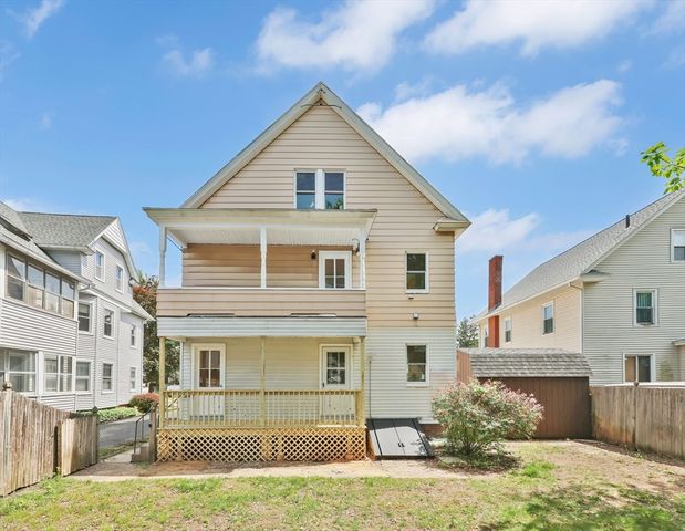 24 Hiawatha St, Springfield, MA 01108