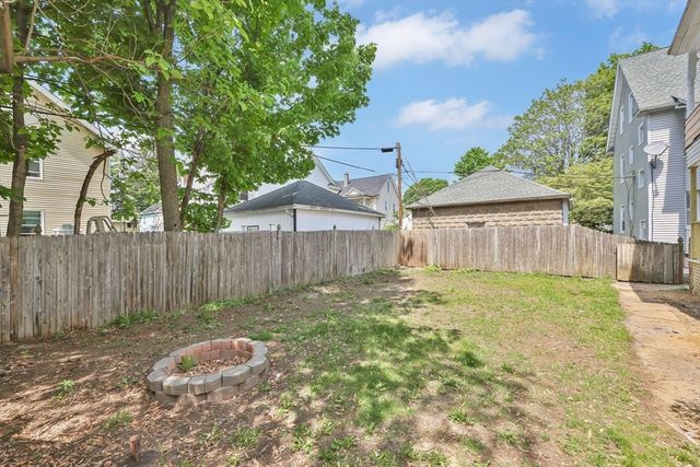 24 Hiawatha St, Springfield, MA 01108