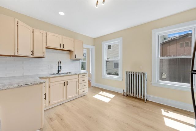 24 Hiawatha St, Springfield, MA 01108