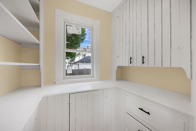 24 Hiawatha St, Springfield, MA 01108