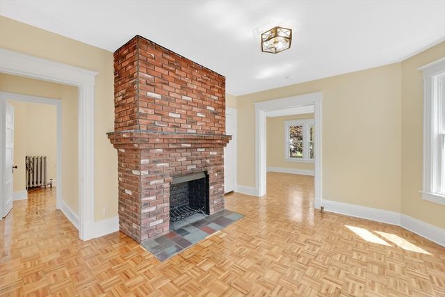 24 Hiawatha St, Springfield, MA 01108