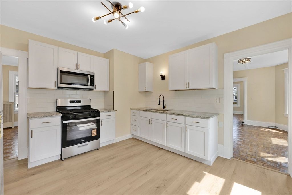 24 Hiawatha St, Springfield, MA 01108