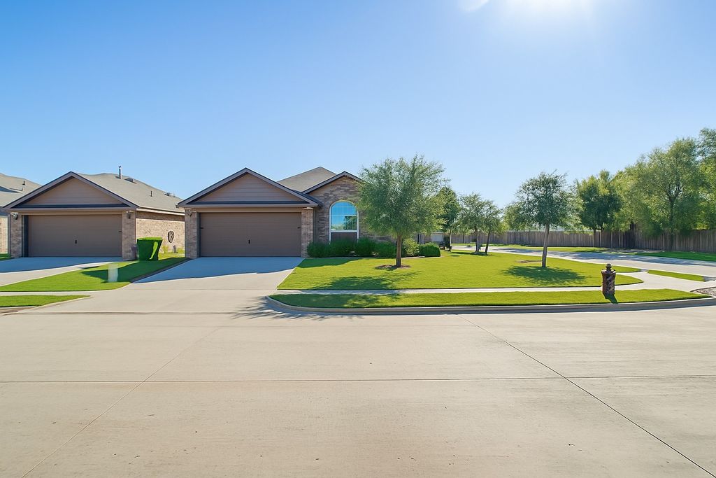 700 Rutherford Drive, Crowley, TX 76036