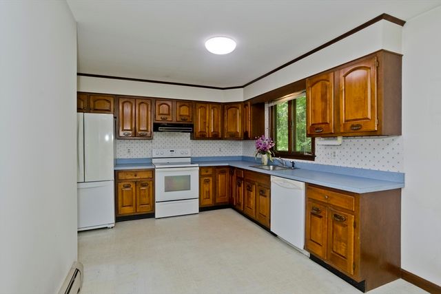 6 Pine Wood Dr, Southampton, MA 01073