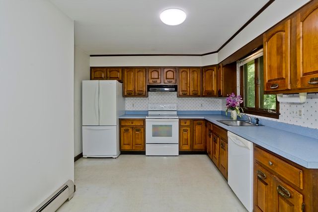 6 Pine Wood Dr, Southampton, MA 01073