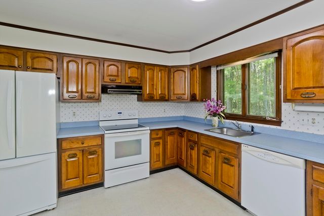 6 Pine Wood Dr, Southampton, MA 01073
