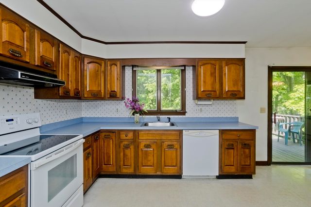 6 Pine Wood Dr, Southampton, MA 01073