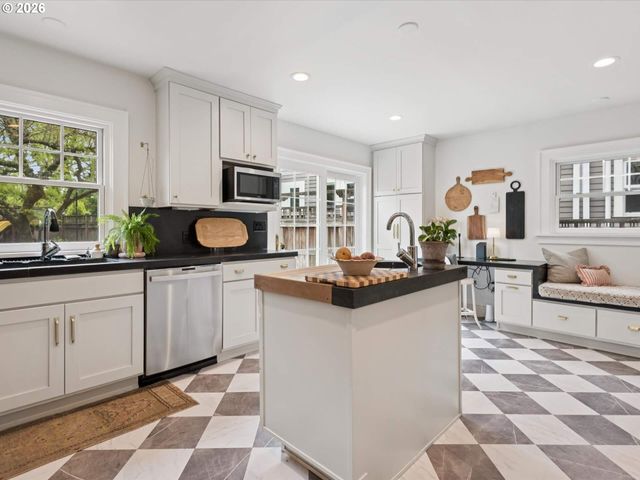 4124 Ne MULTNOMAH St, Portland, OR 97232