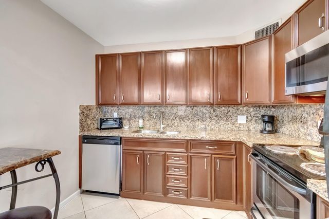 4049 Wolverton C, Boca Raton, FL 33434